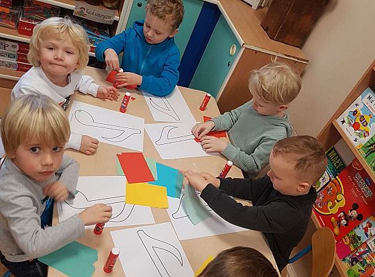 Dzieci wyklejają nutkę