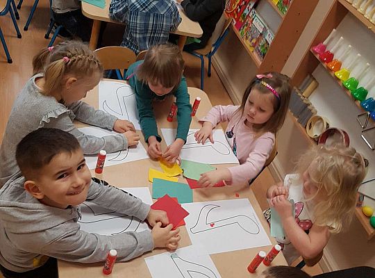 Dzieci wyklejają nutkę