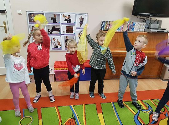 Dzieci tańczą z chustkami