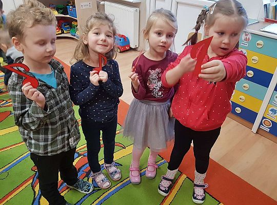 Dzieci dzielą się na grupy według koloru nutek