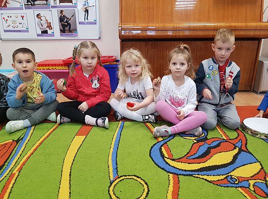 Dzieci grają na instrumentach