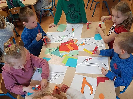 Dzieci wyklejają nutkę