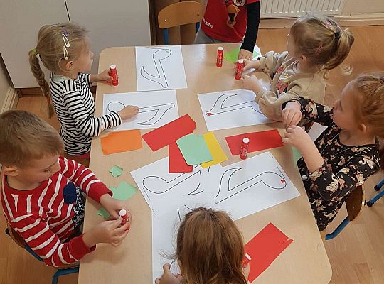 Dzieci wyklejają nutkę