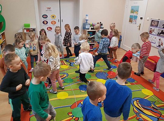 Dzieci bawią się w zabawę rytmiczną