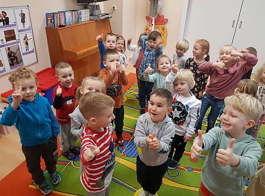 Dzieci bawią się w zabawę rytmiczną