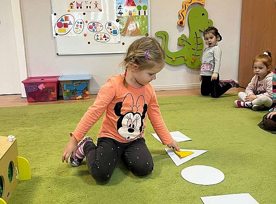 Dzieci dopasowują figury geometryczne