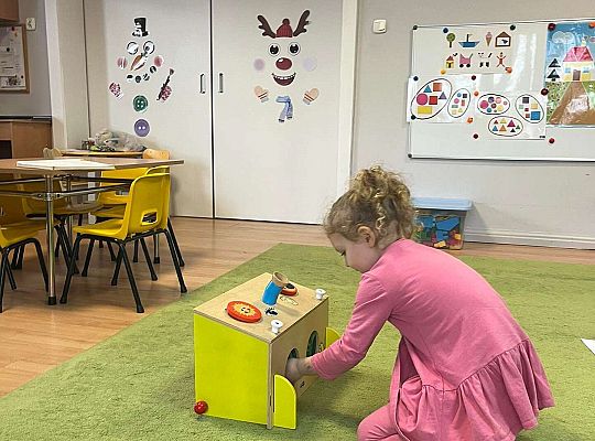 Dzieci losują figurę geometryczną