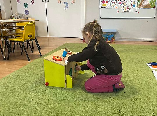 Dzieci losują figurę geometryczną