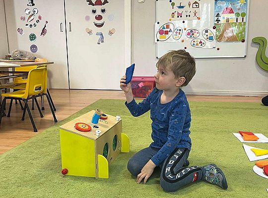 Dzieci losują figurę geometryczną