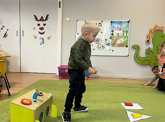 Dzieci dopasowują figury geometryczne