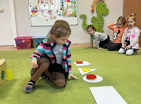 Dzieci dopasowują figury geometryczne