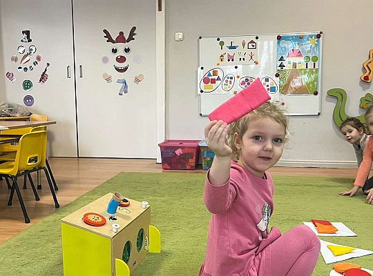 Dzieci dopasowują figury geometryczne