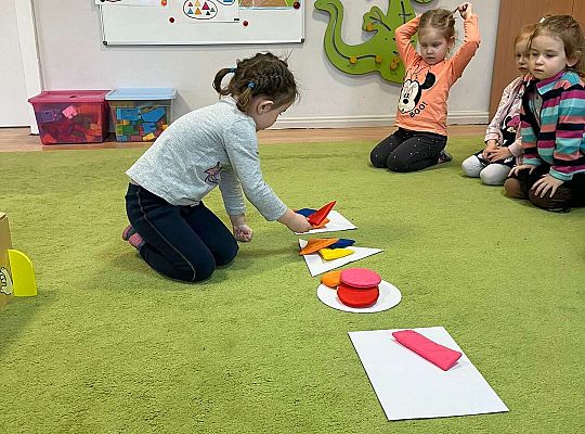 Dzieci dopasowują figury geometryczne