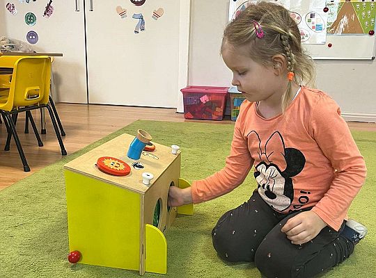 Dzieci losują figurę geometryczną