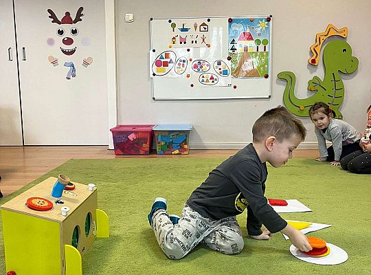 Dzieci dopasowują figury geometryczne