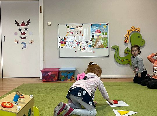 Dzieci dopasowują figury geometryczne