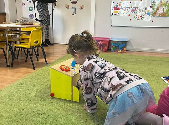 Dzieci losują figurę geometryczną