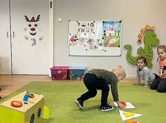 Dzieci dopasowują figury geometryczne