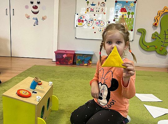 Dzieci pokazują wylosowaną figurę geometryczną
