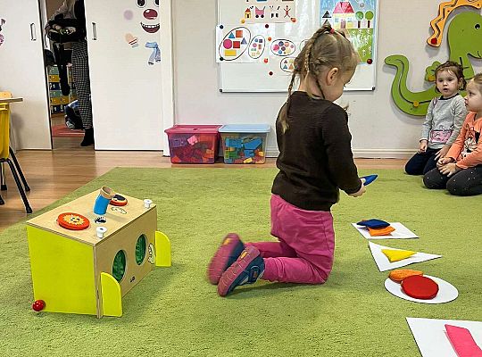Dzieci dopasowują figury geometryczne