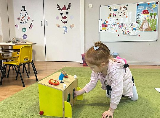 Dzieci losują figurę geometryczną