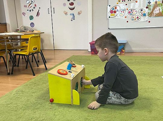 Dzieci losują figurę geometryczną