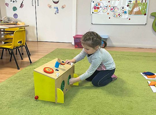 Dzieci losują figurę geometryczną