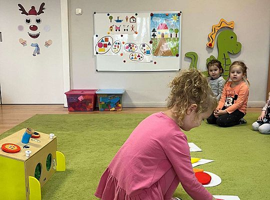 Dzieci dopasowują figury geometryczne