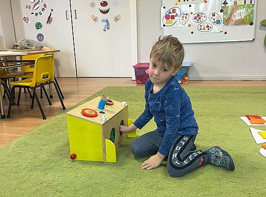 Dzieci losują figurę geometryczną