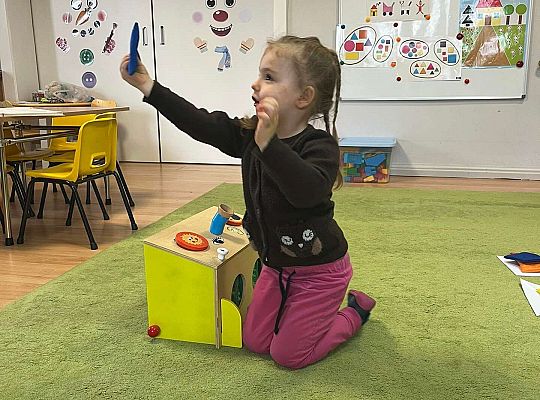 Dzieci pokazują wylosowaną figurę geometryczną