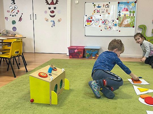 Dzieci dopasowują figury geometryczne