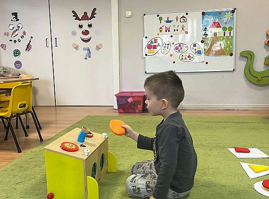 Dzieci losują figurę geometryczną