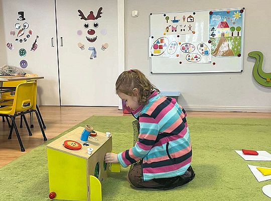 Dzieci losują figurę geometryczną