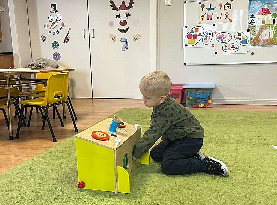 Dzieci losują figurę geometryczną