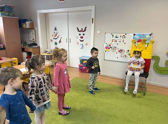 Dzieci śpiewają sto lat