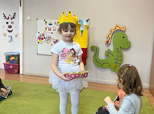 Jubilatka rozdaje cukierki