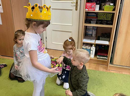 Jubilatka rozdaje cukierki