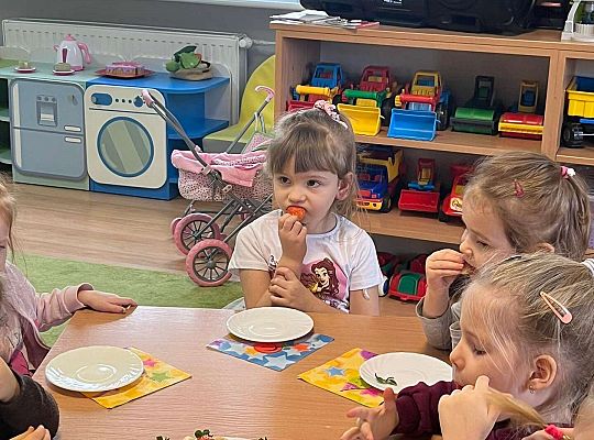 Dzieci jedzą urodzinowe owoce