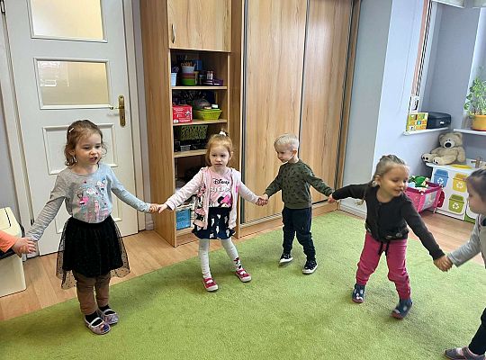 Dzieci śpiewają sto lat