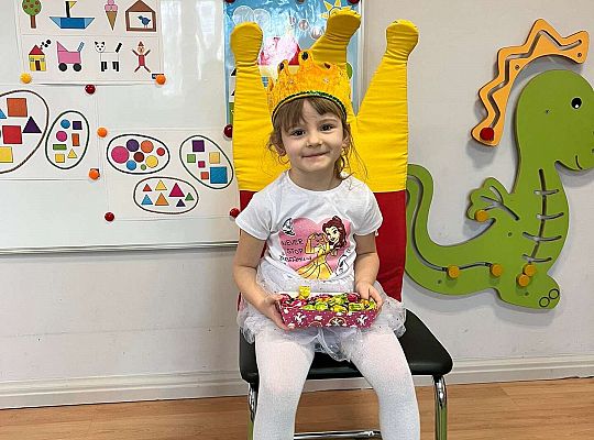 Jubilatka siedzi na urodzinowym tronie