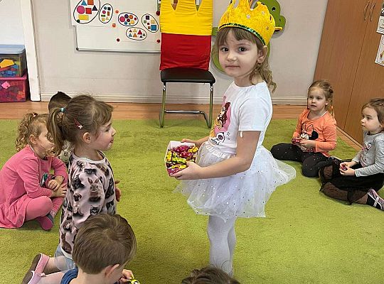 Jubilatka rozdaje cukierki