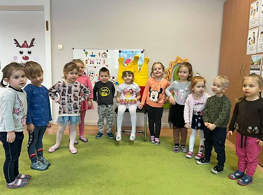 Dzieci ustawione są do zdjęcia grupowego