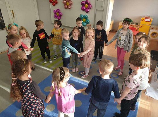 Dwa kółeczka utworzone przez  dzieci