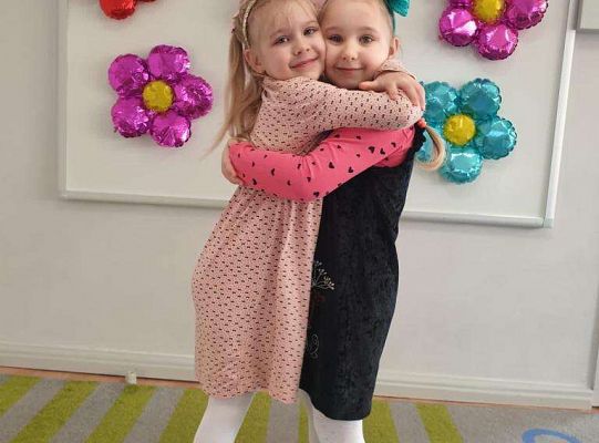 Dziewczynka przytula solenizantkę