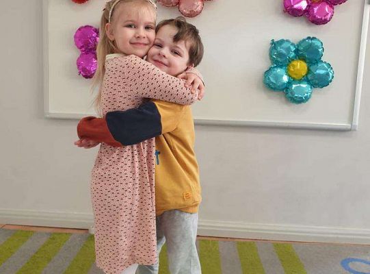 Chłopiec przytula solenizantkę