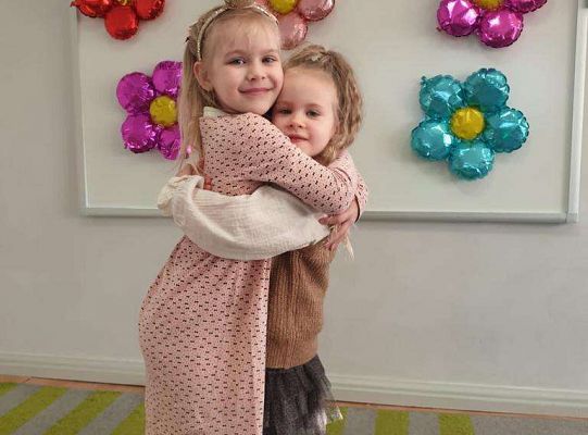 Dziewczynka przytula solenizantkę