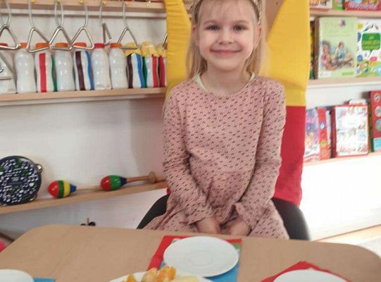 Solenizantka przy siedzi stole