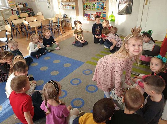 Solenizantka częstuje dzieci łakociami