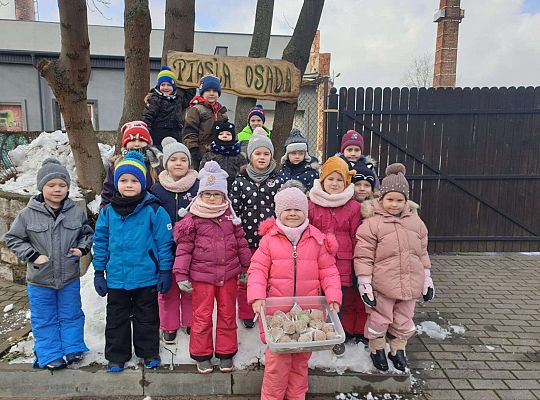 Grupa dzieci z karmą dla ptaków