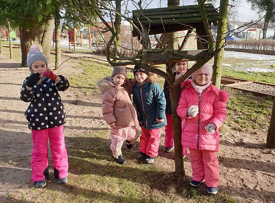 Dzieci przygotowują karmę dla ptaków do powieszenia przy karmiku